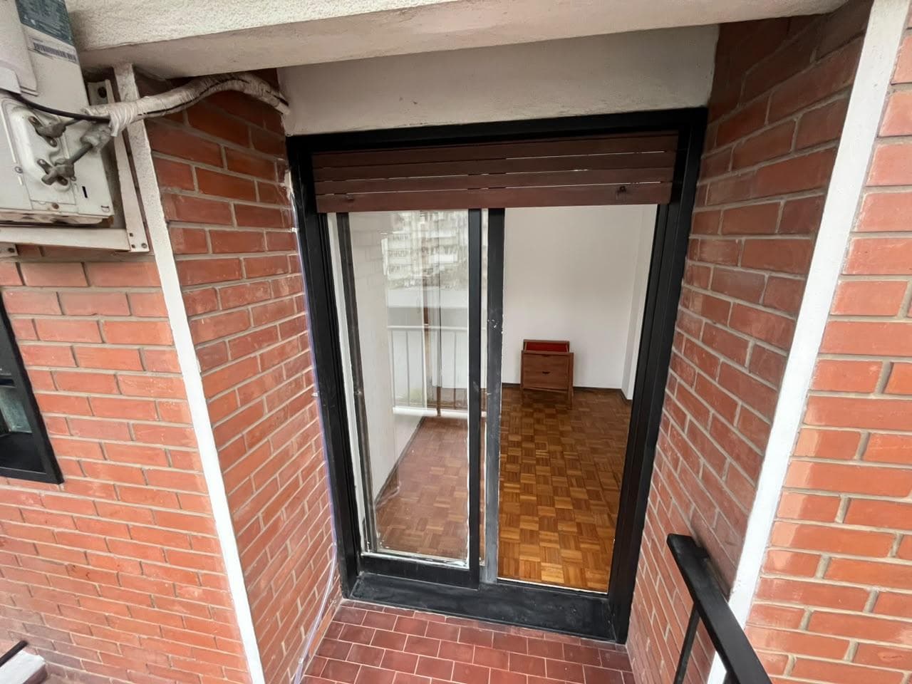 Balcón con puerta corrediza que da al dormitorio.