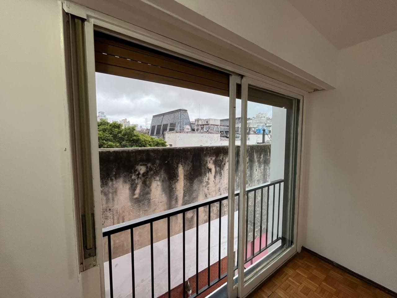 Vista desde la ventana del balcón a edificios de la ciudad.