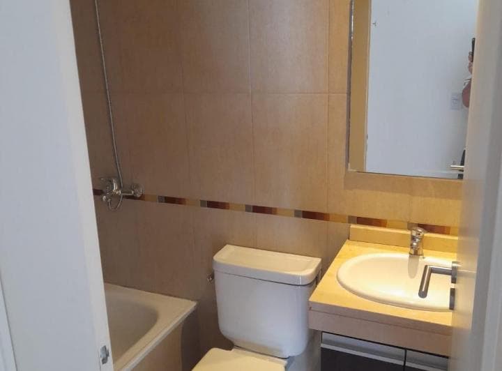 Baño con bañera, ducha, inodoro y lavatorio con vanitory.