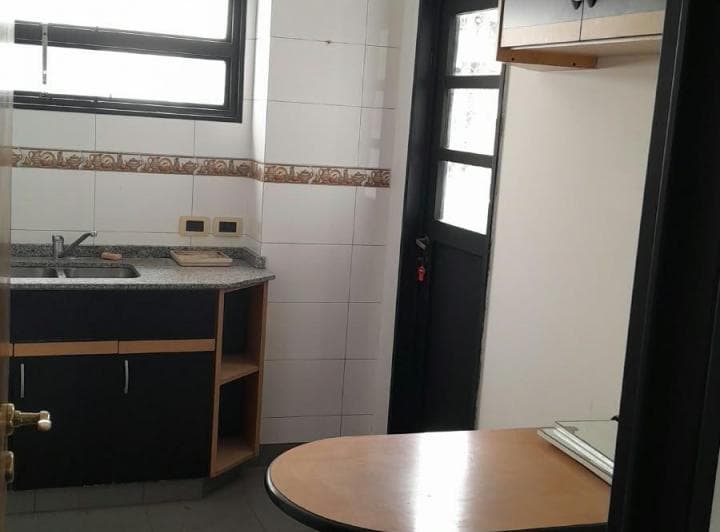 Cocina con mesada, bacha y ventana sobre la mesada.