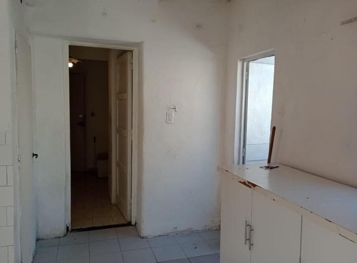 Cocina con acceso a otra habitación y salida al balcón