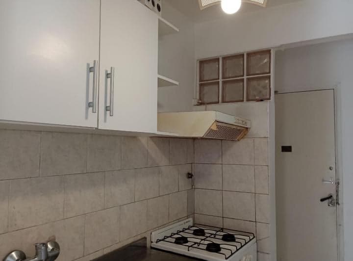 Cocina con anafe, horno, alacenas y extractor de humos