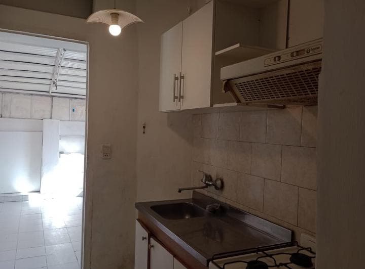 Cocina con bacha doble, anafe y alacenas superiores