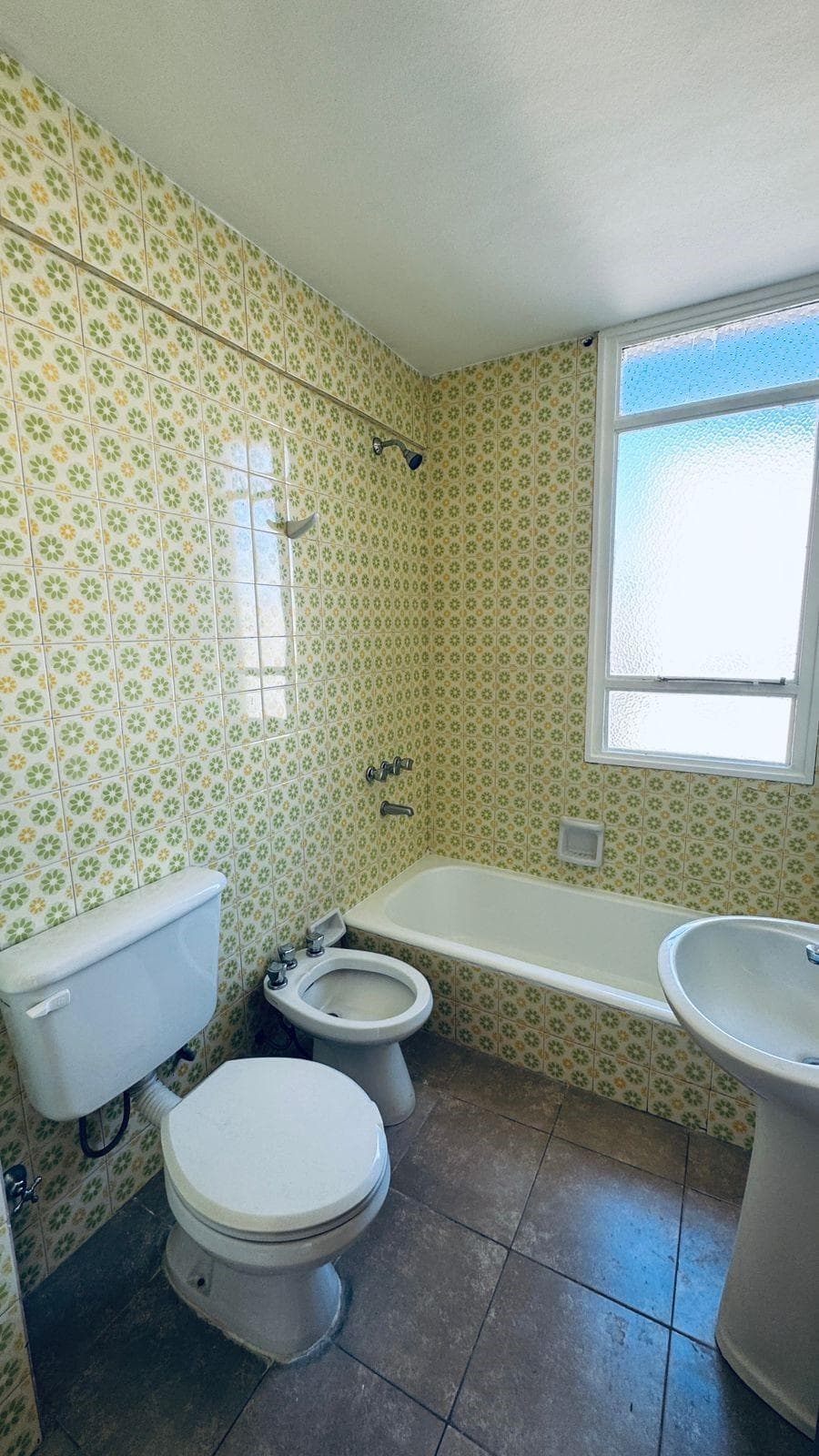 Baño 1: con bañera, inodoro, bidet, lavatorio y azulejos verdes.
